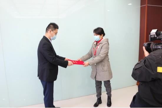 南京九建向六合區(qū)紅十字會捐款，齊心協(xié)力共抗疫情！-第3張圖片-南京九建